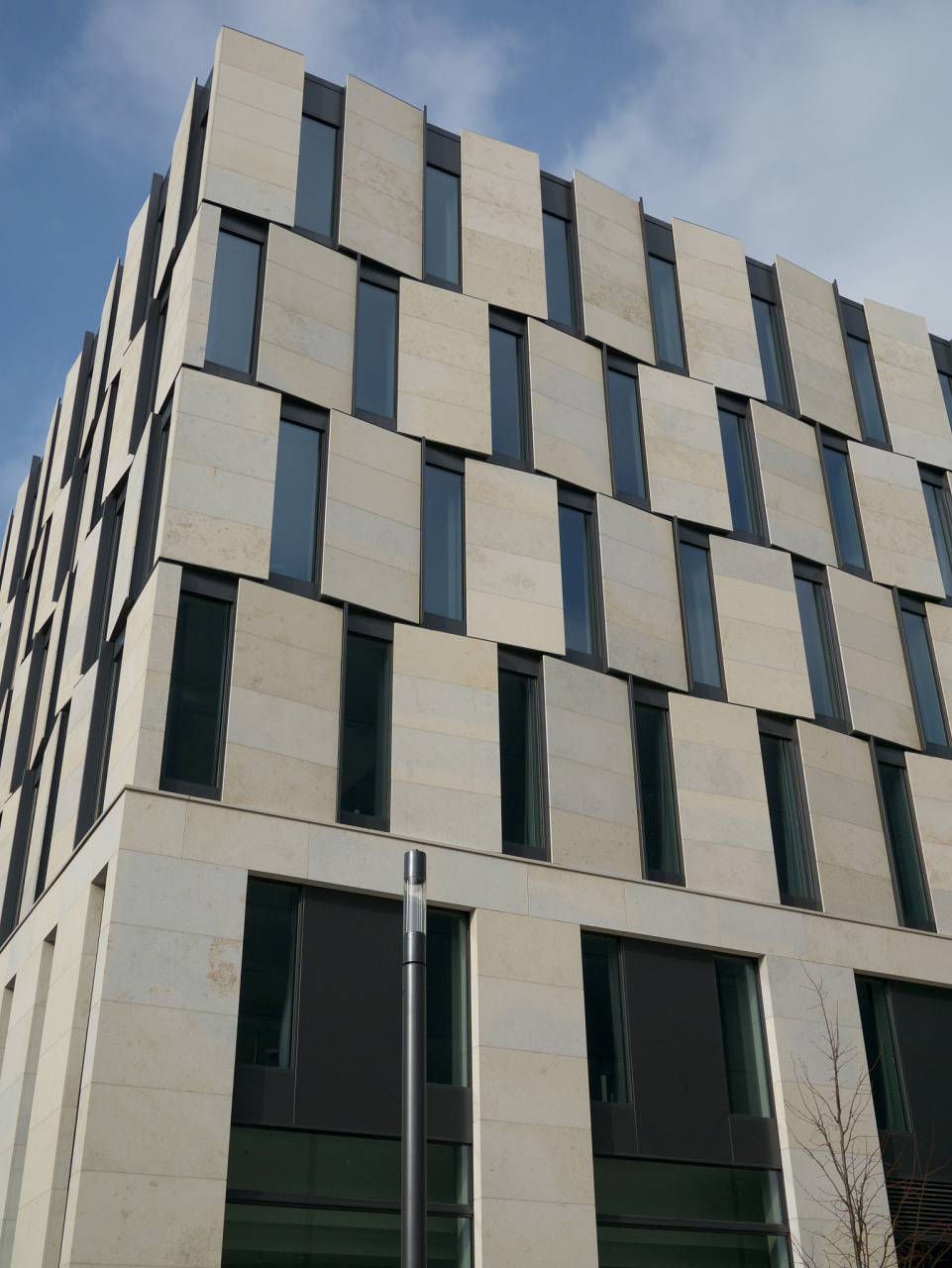 Aluminijast furnir neenakomeren vzroki in rešitve