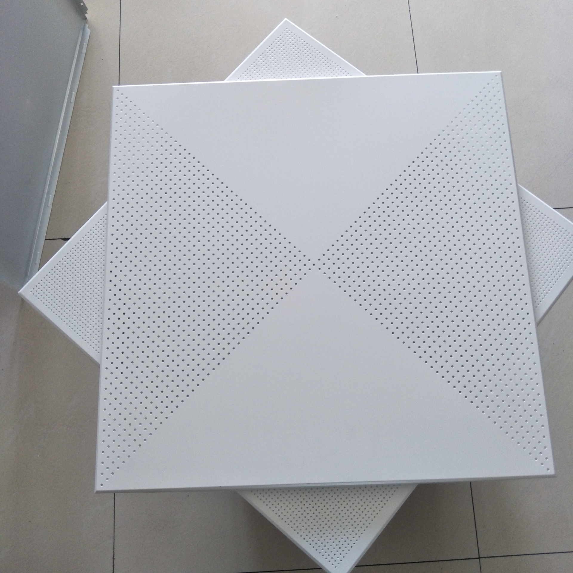 Aluminijasti gumb Plošča proti aluminijasti kompozitni plošči
